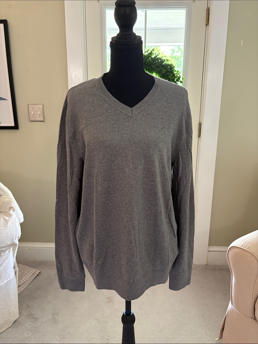 GAP Men's V-Neck Sweater in Gray